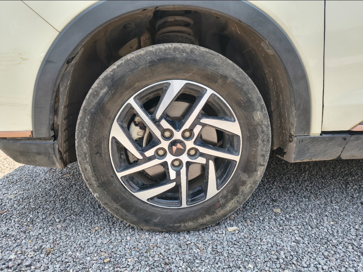 XUV400 image 9 XUV400 image 9