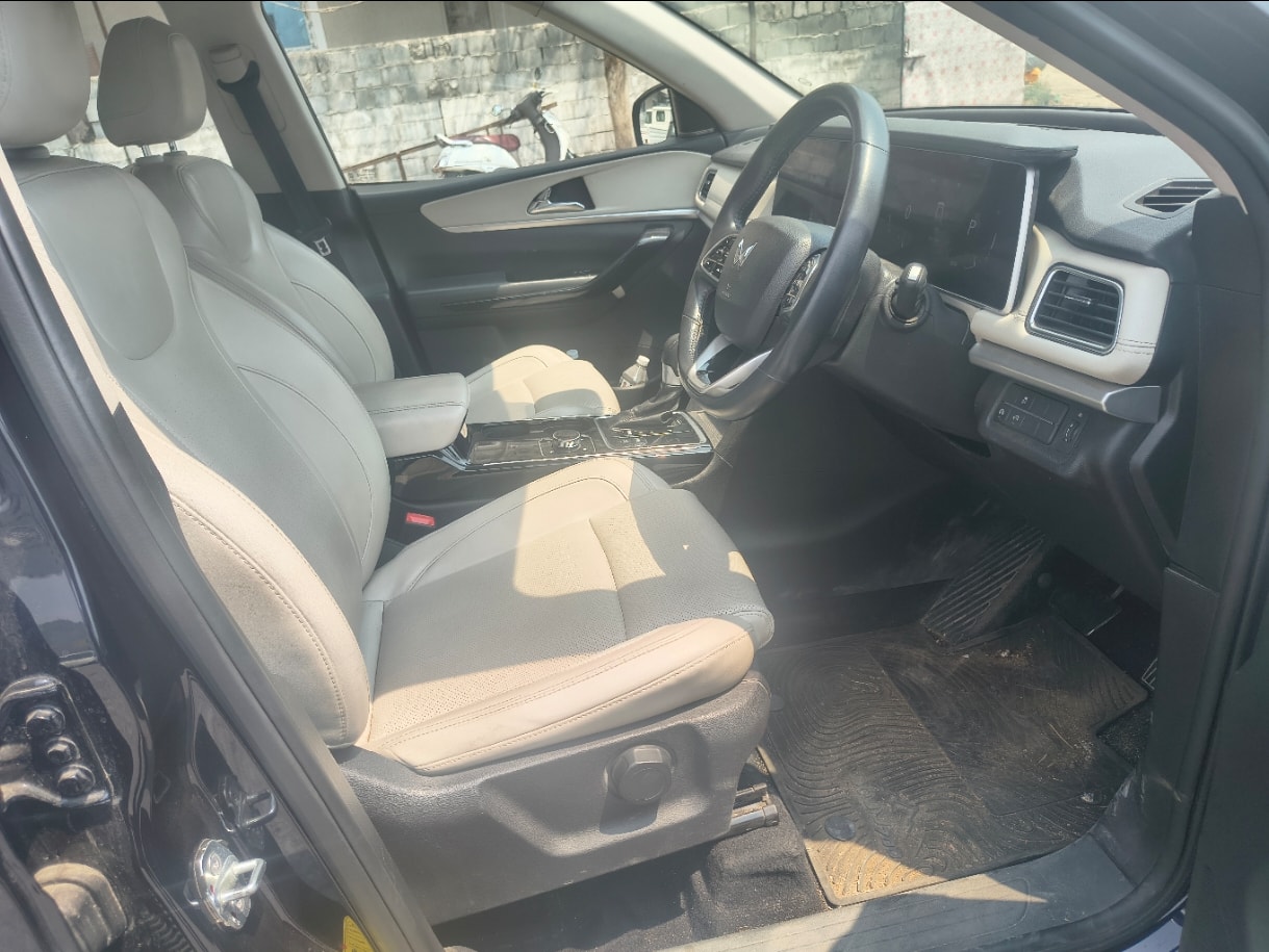 XUV700 image 17 XUV700 image 17