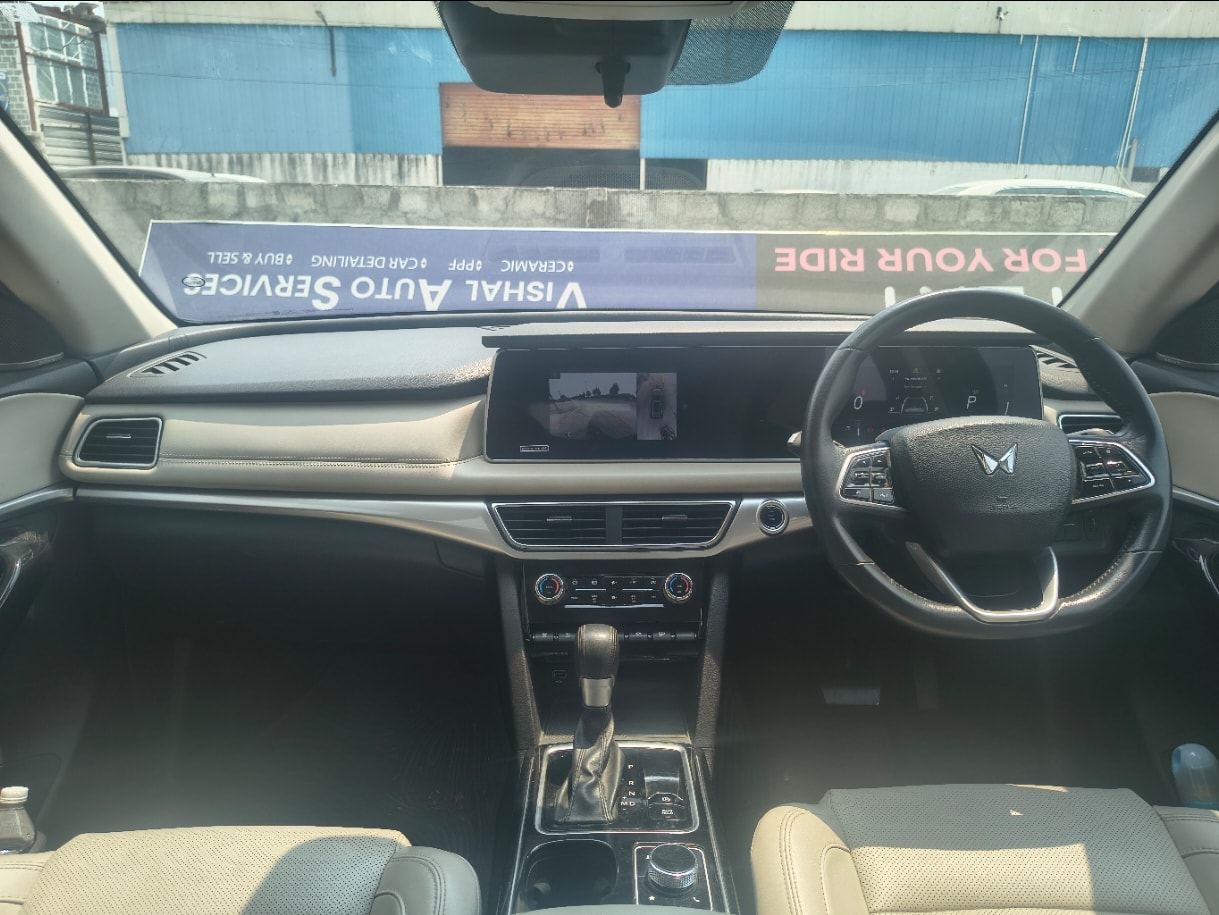 XUV700 image 12 XUV700 image 12