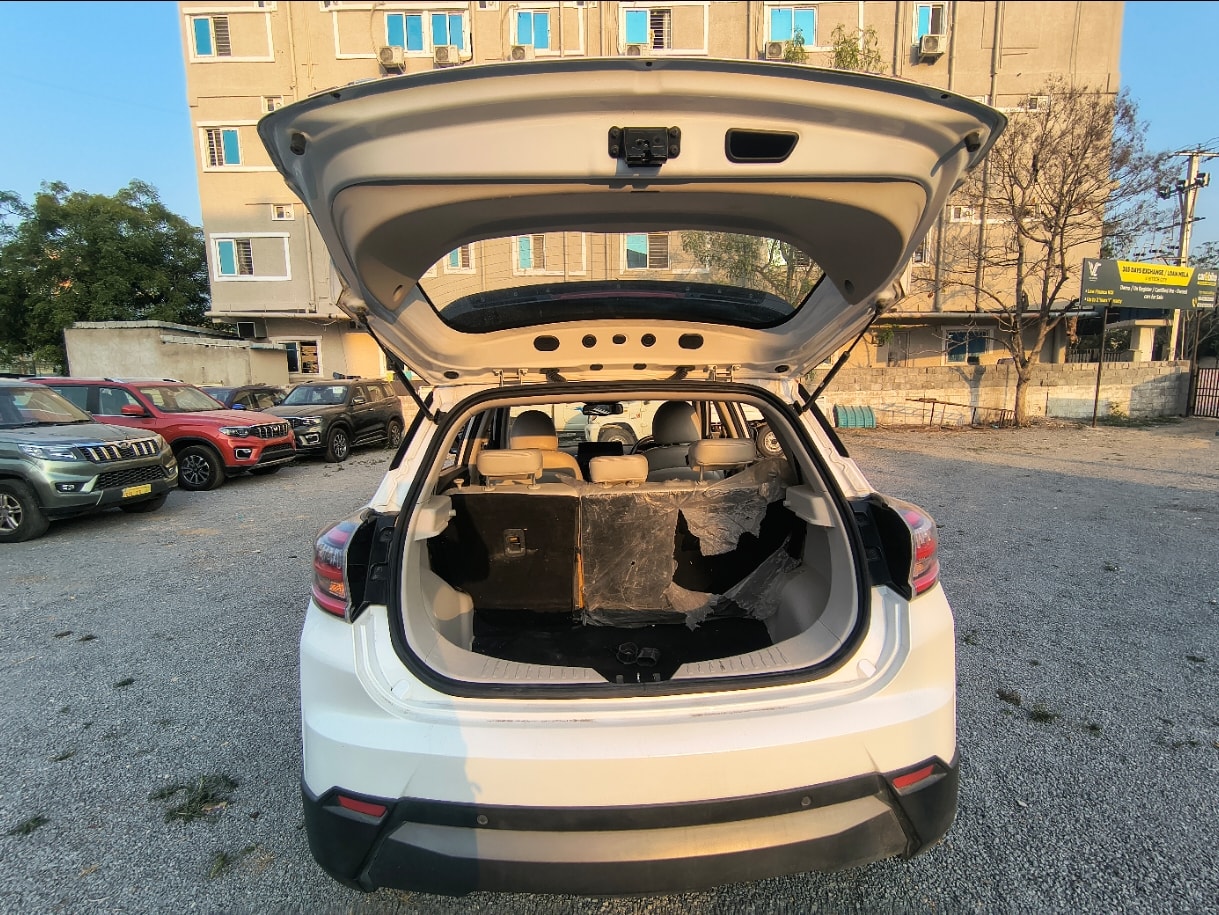 XUV400 image 10 XUV400 image 10