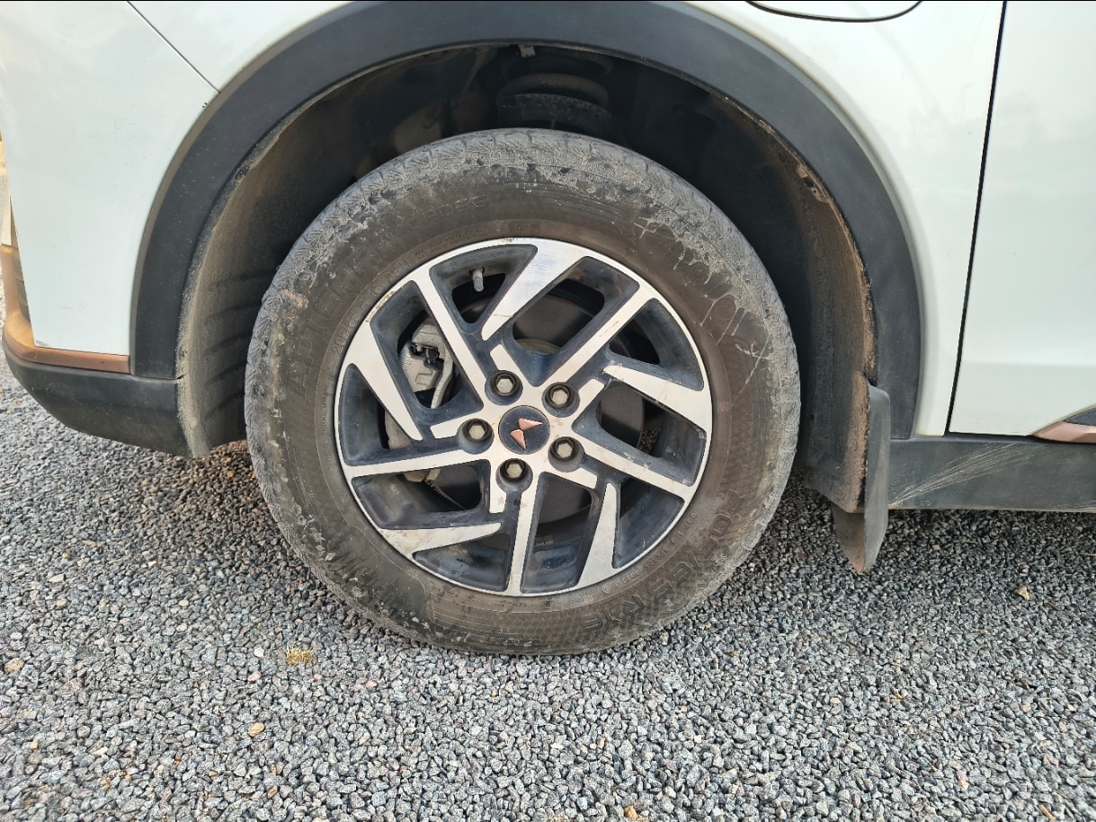 XUV400 image 9 XUV400 image 9