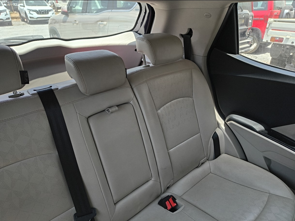 XUV400 image 6 XUV400 image 6