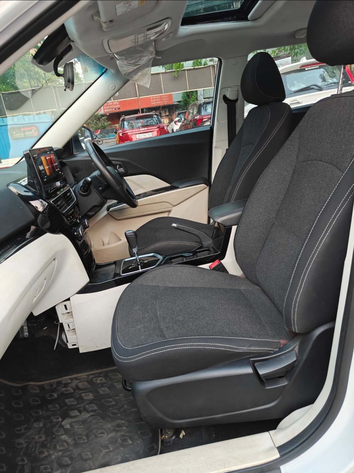 XUV 3XO image 14 XUV 3XO image 14