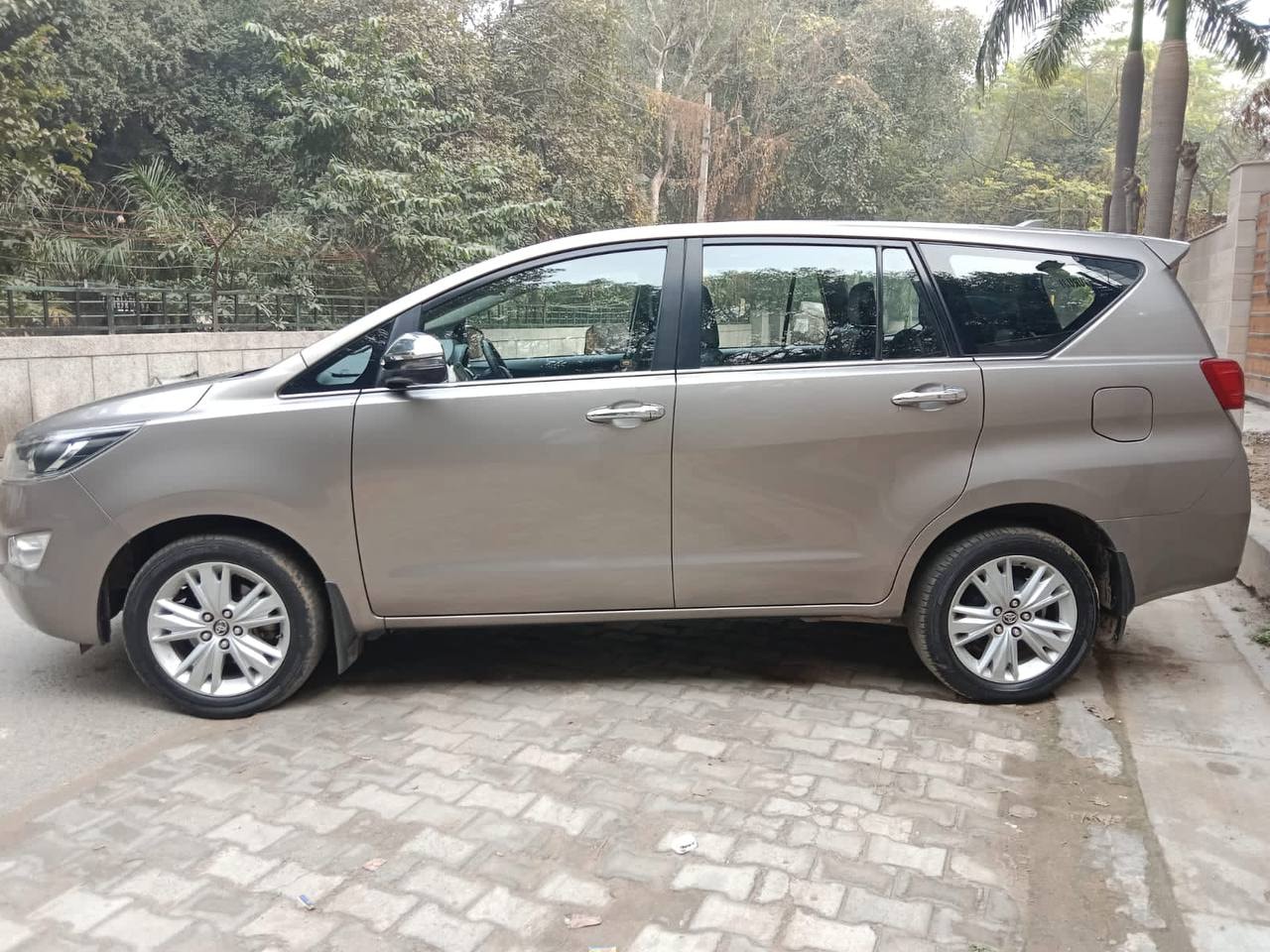 Innova Crysta image 2 Innova Crysta image 2