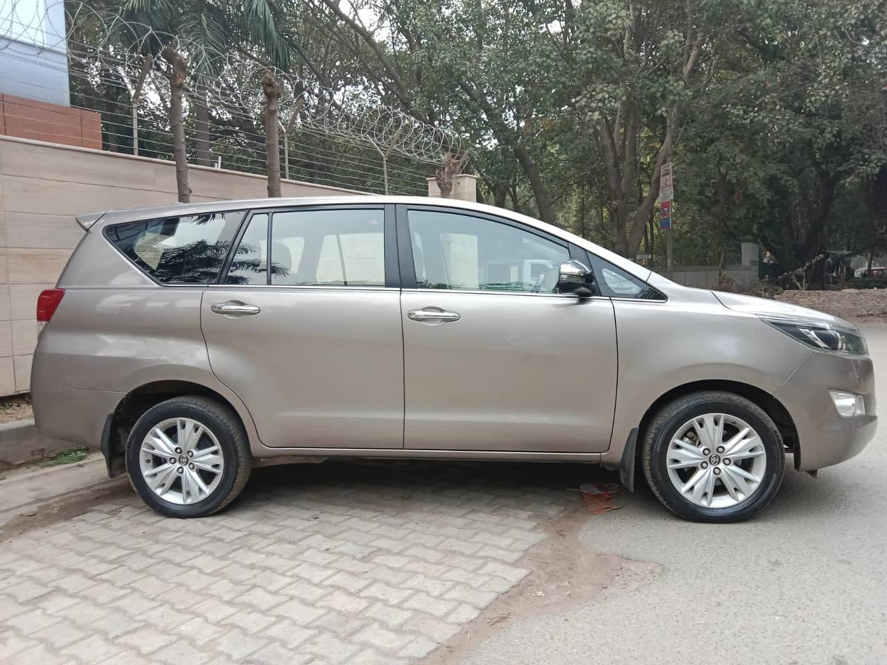 Innova Crysta image 5 Innova Crysta image 5