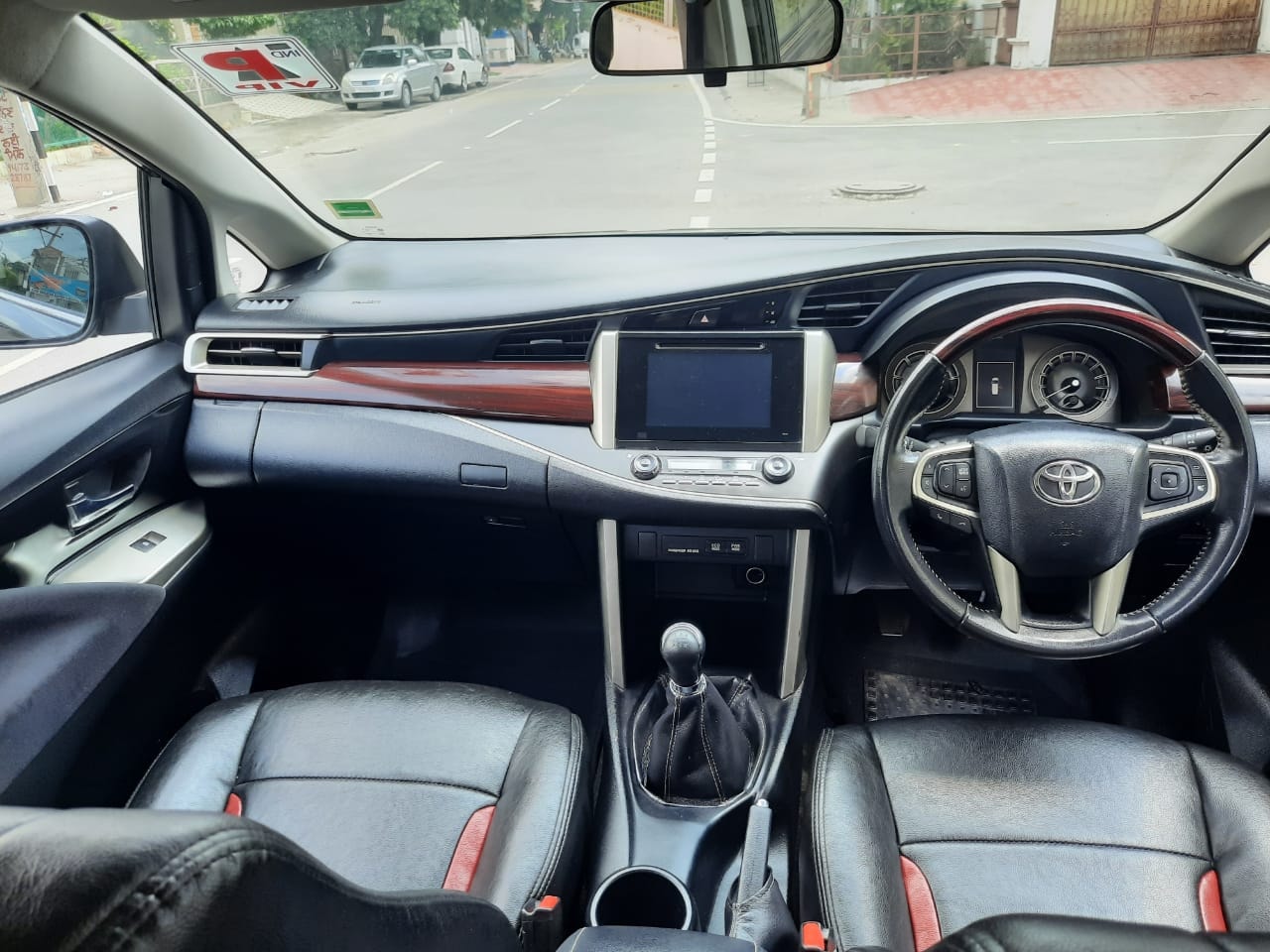 Innova Crysta image 2 Innova Crysta image 2