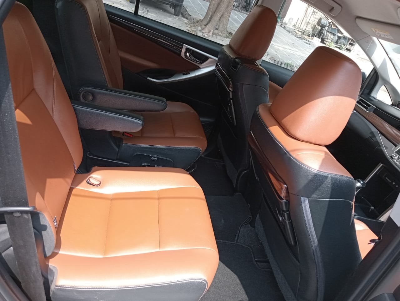 Innova Crysta image 2 Innova Crysta image 2