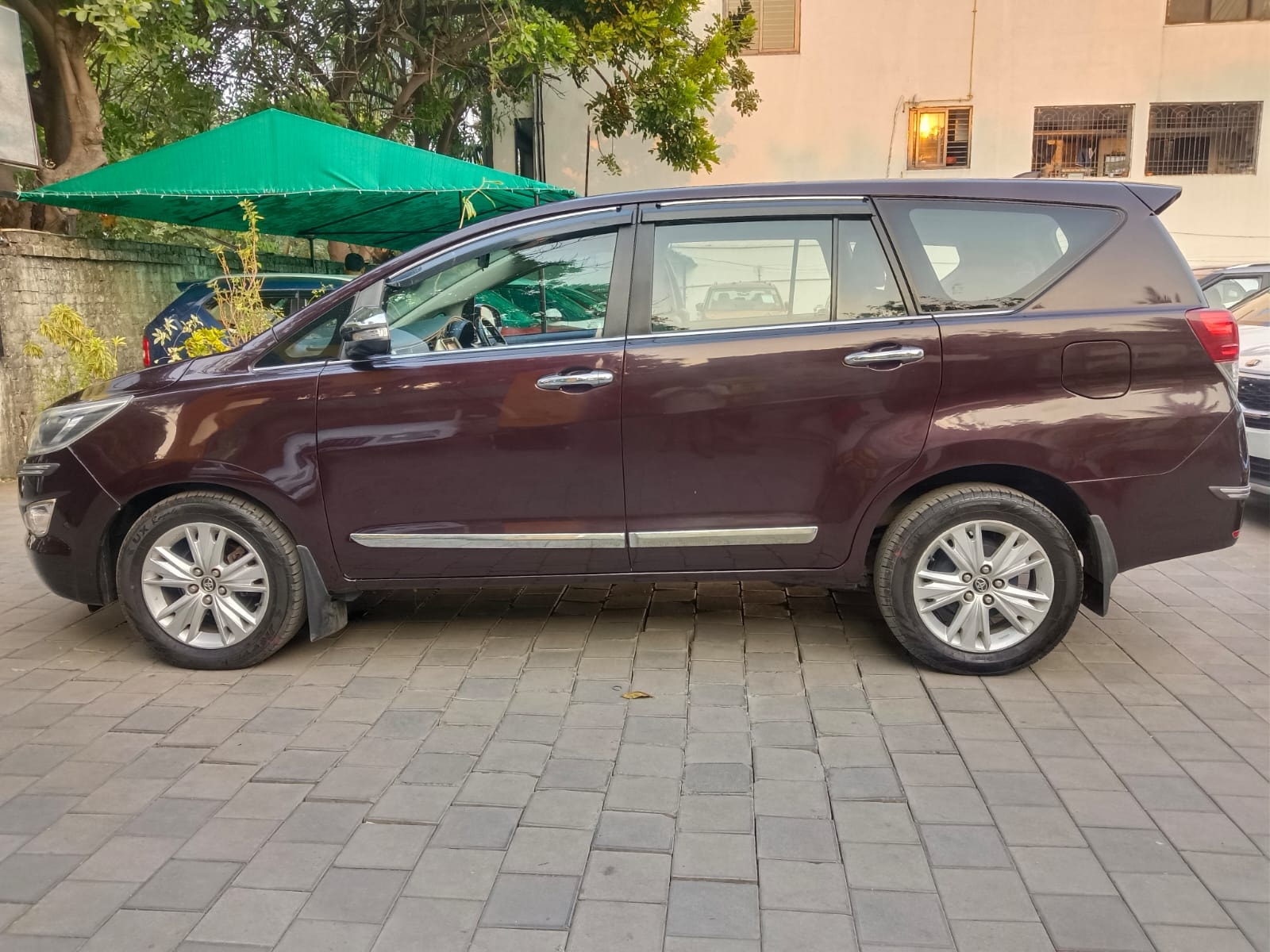 Innova Crysta image 2 Innova Crysta image 2