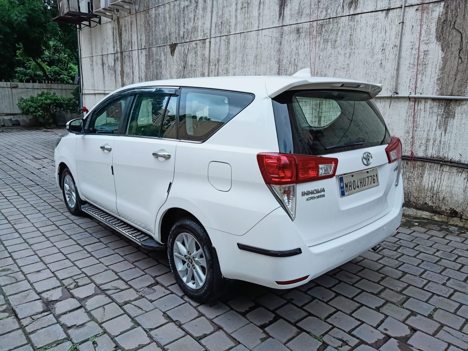 Innova Crysta image 2 Innova Crysta image 2