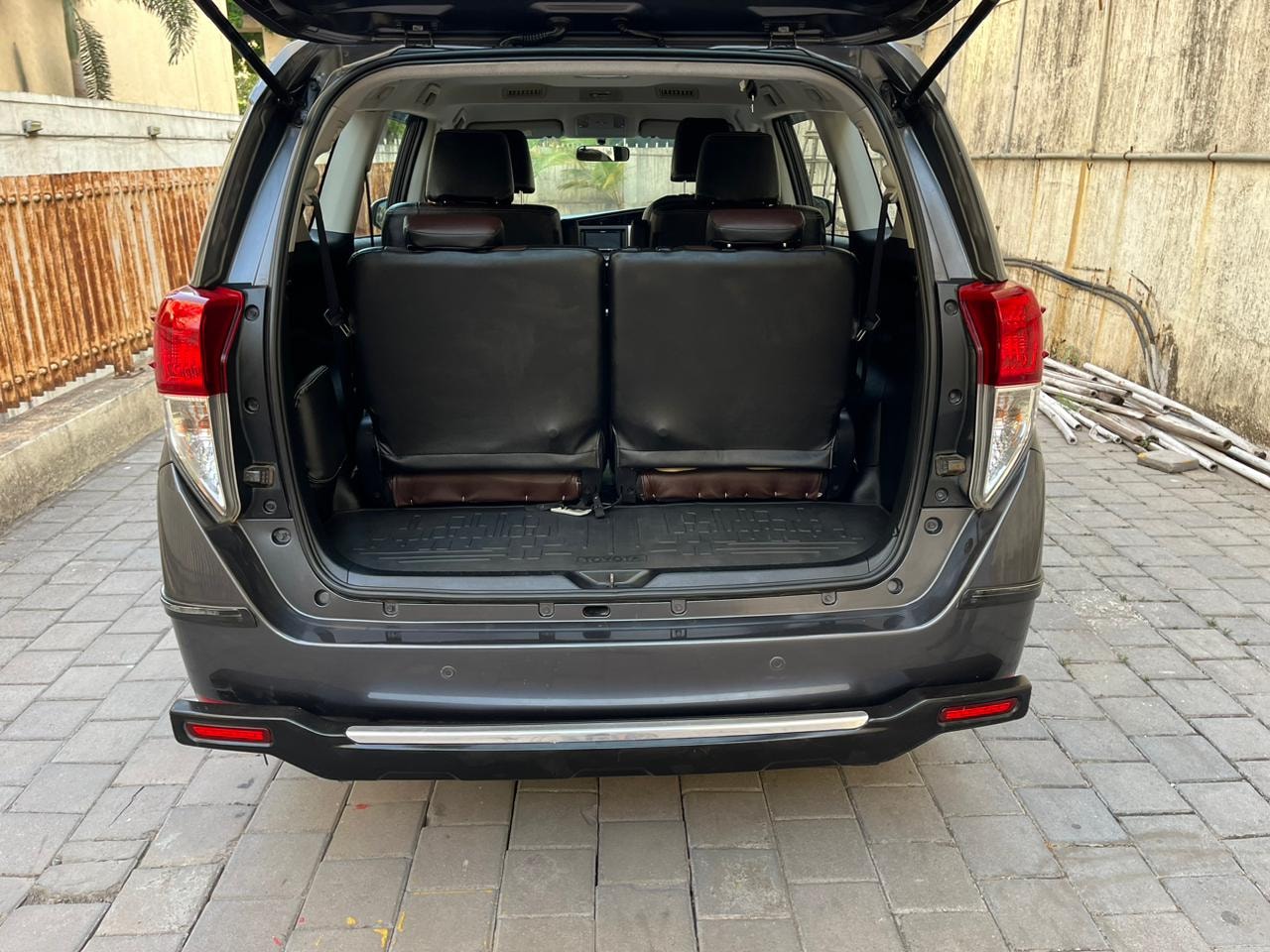 Innova Crysta image 3 Innova Crysta image 3