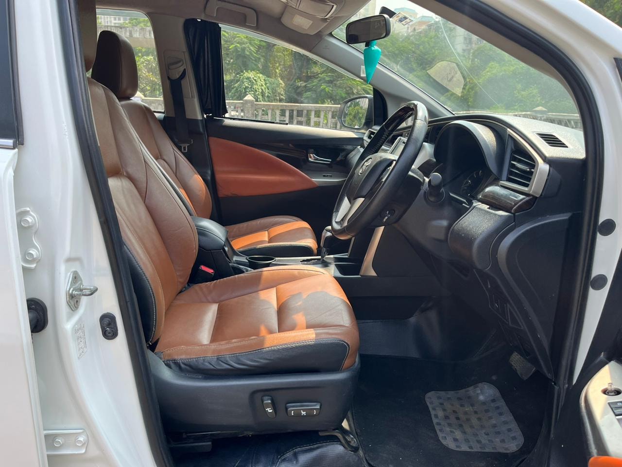 Innova Crysta image 13 Innova Crysta image 13