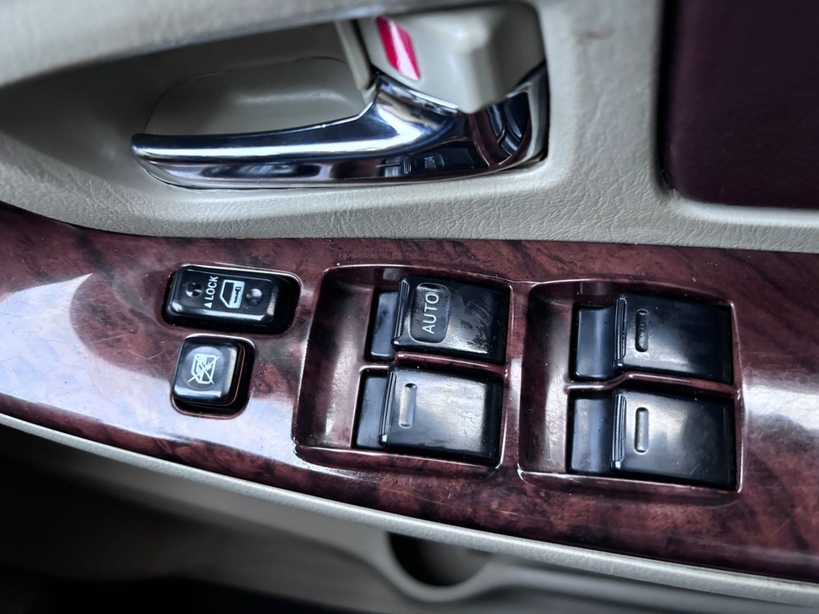 Innova image 5 Innova image 5