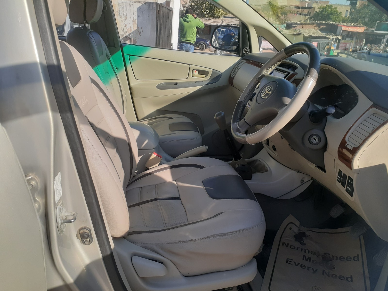 Innova image 12 Innova image 12