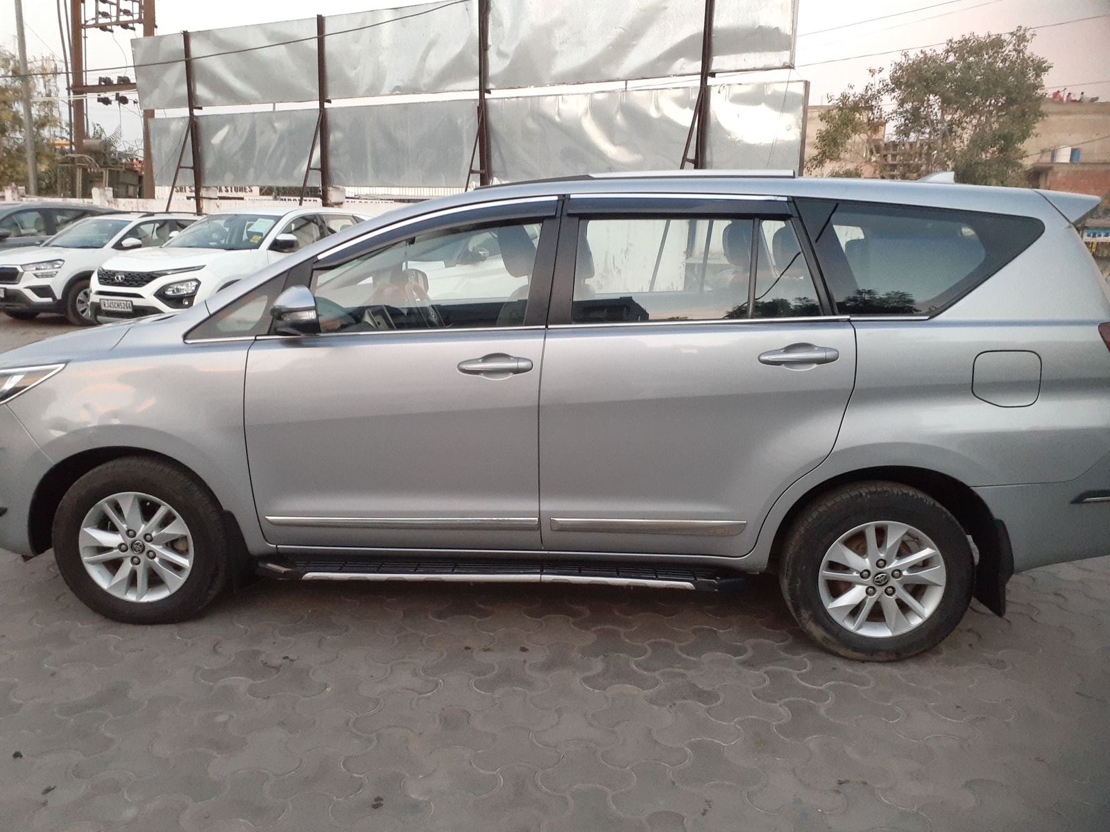 Innova Crysta image 2 Innova Crysta image 2