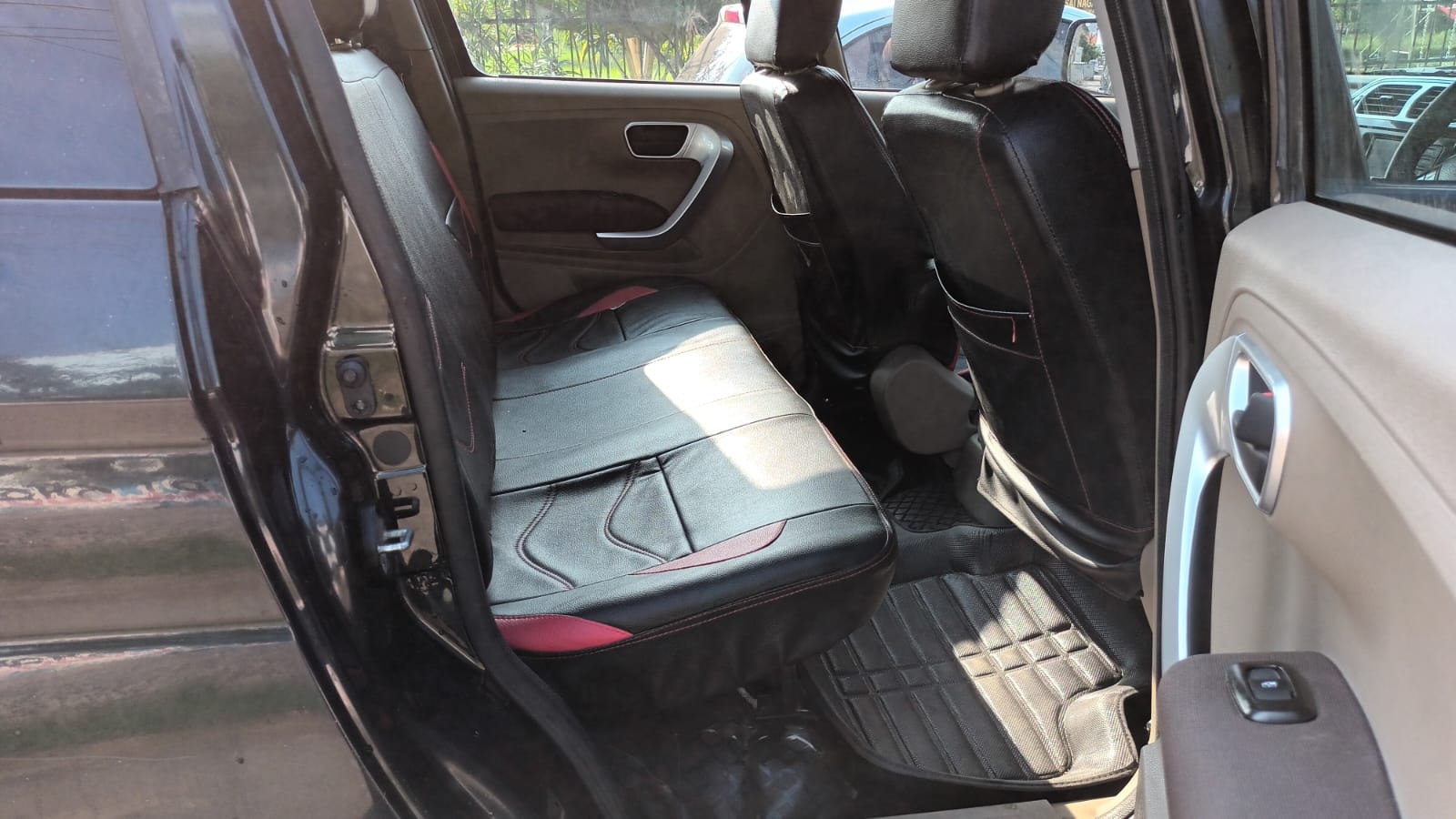 TUV300 image 10 TUV300 image 10