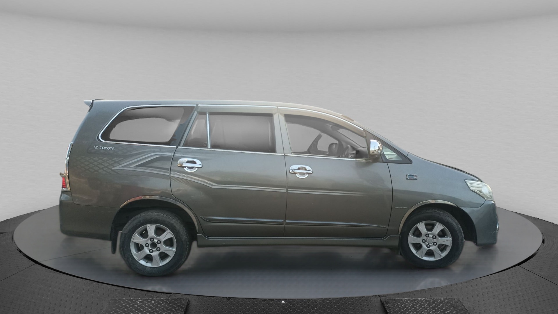 Innova image 6 Innova image 6