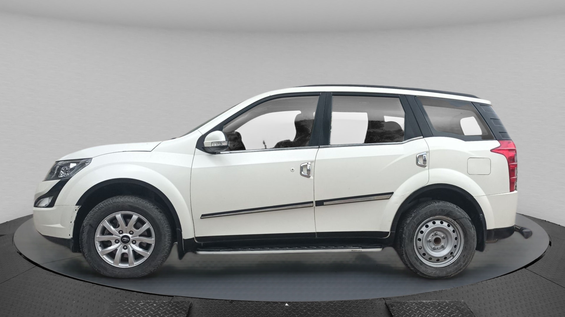 XUV500 image 2 XUV500 image 2