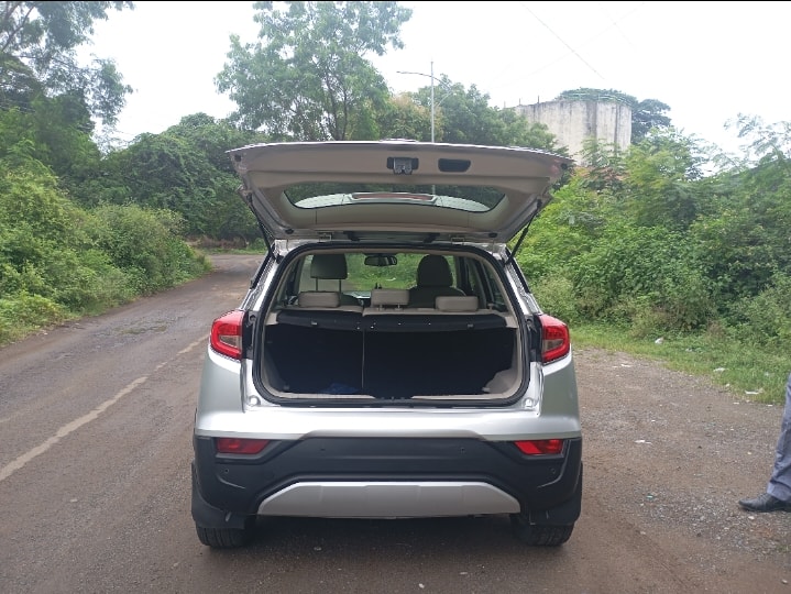 View 2019 Mahindra XUV300 W8 (O) Diesel BS IV Image 10 Used 2019 Mahindra XUV300 W8 (O) Diesel BS IV Image 10