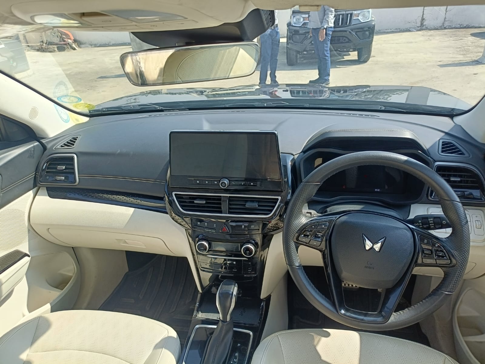 View 2024 Mahindra XUV 3XO MX2 Image 6 Used 2024 Mahindra XUV 3XO MX2 Image 6