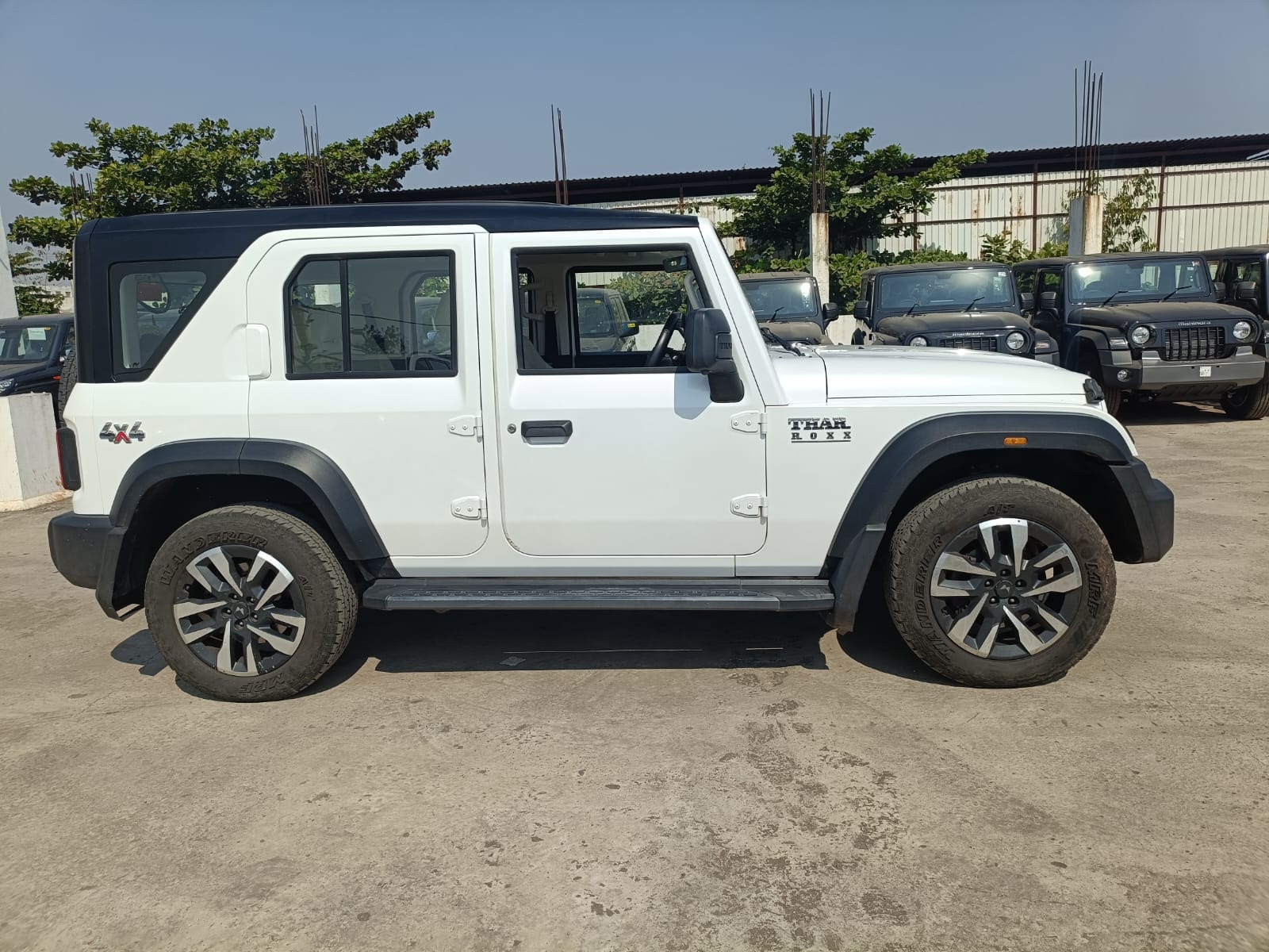 View 2024 Mahindra Thar Roxx AX7L Diesel 2WD AT Image 5 Used 2024 Mahindra Thar Roxx AX7L Diesel 2WD AT Image 5