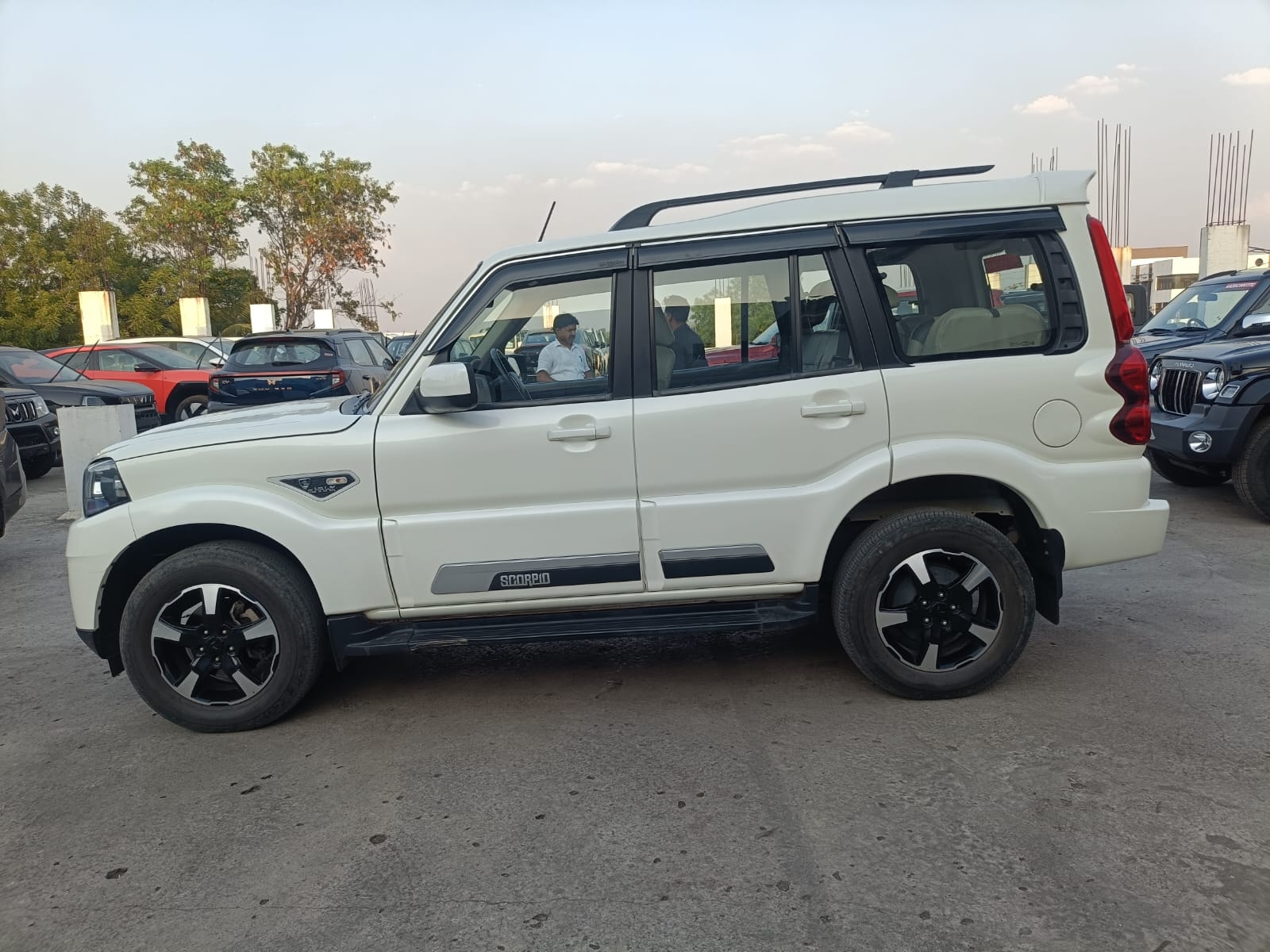 View 2022 Mahindra Scorpio Classic S 7 Seater Image 4 Used 2022 Mahindra Scorpio Classic S 7 Seater Image 4