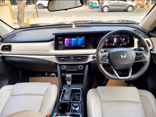 View Mahindra XUV700 Image 15 Used Mahindra XUV700 Image 15