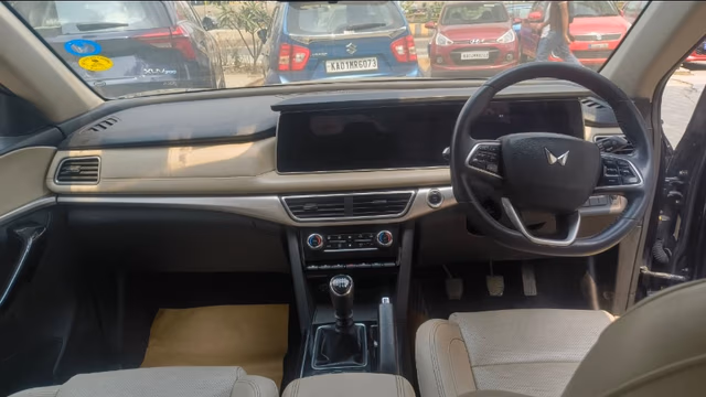 View Mahindra XUV700 Image 13 Used Mahindra XUV700 Image 13
