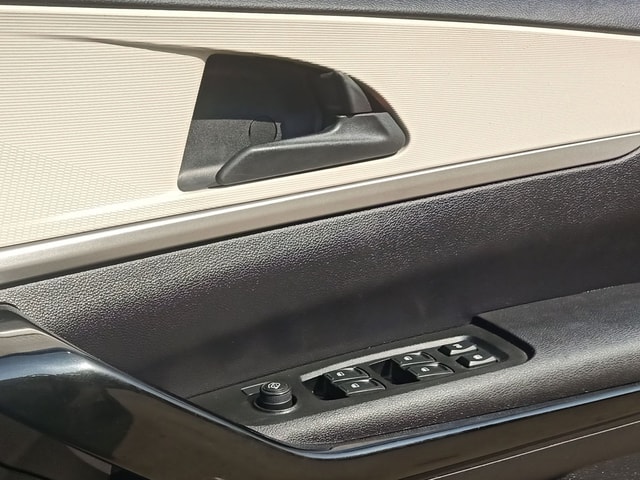 View Mahindra XUV700 Image 17 Used Mahindra XUV700 Image 17