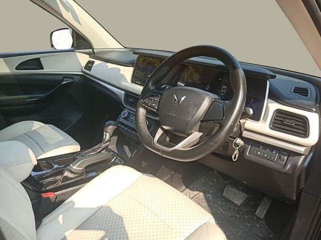 View Mahindra XUV700 Image 16 Used Mahindra XUV700 Image 16