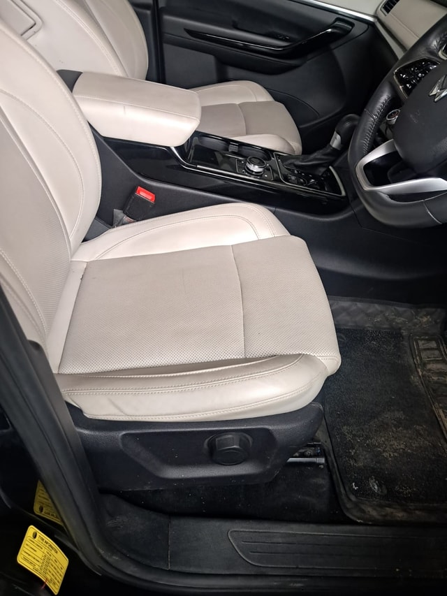 View Mahindra XUV700 Image 11 Used Mahindra XUV700 Image 11