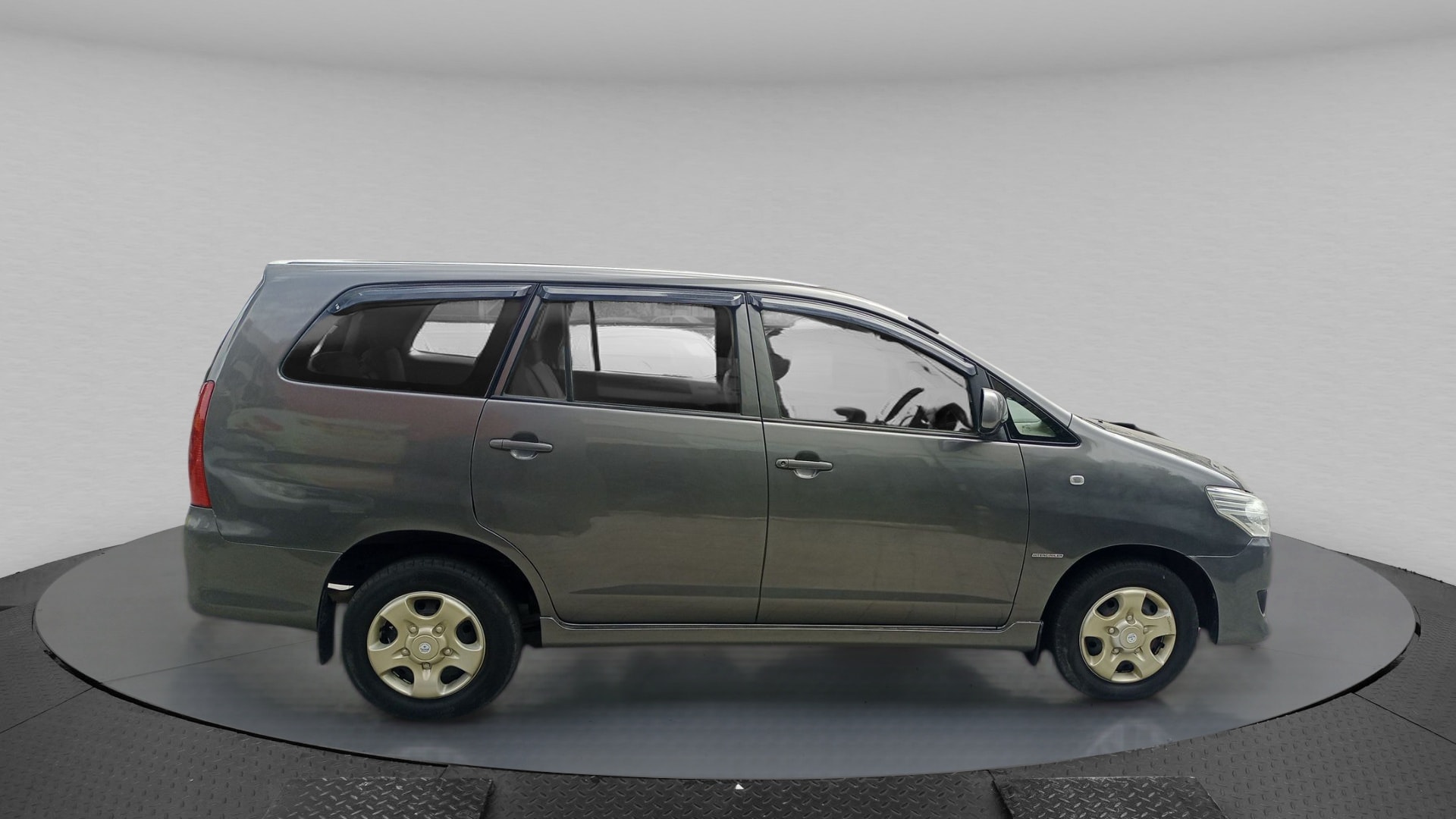 Innova image 6 Innova image 6