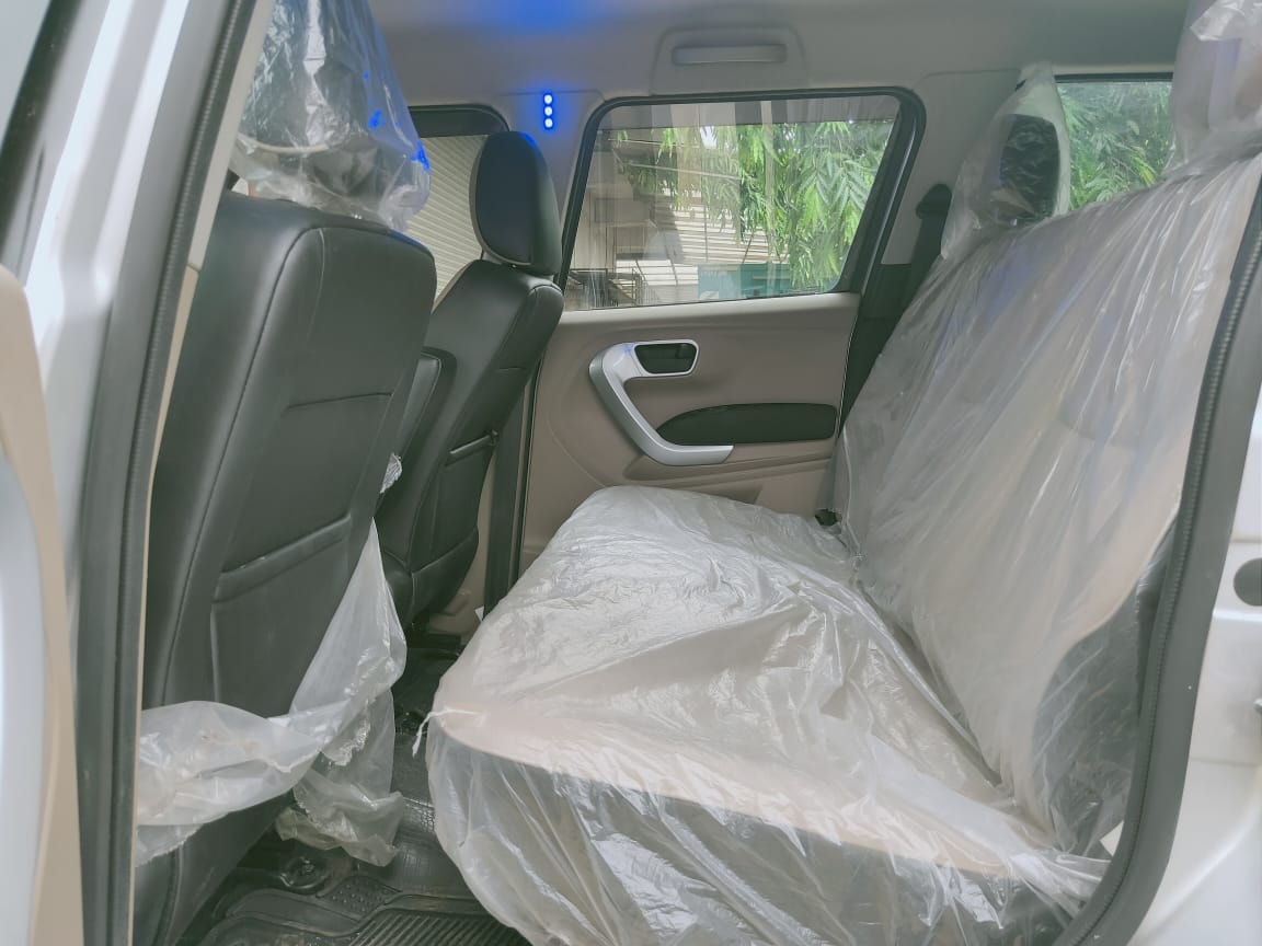 TUV300 Plus image 2 TUV300 Plus image 2