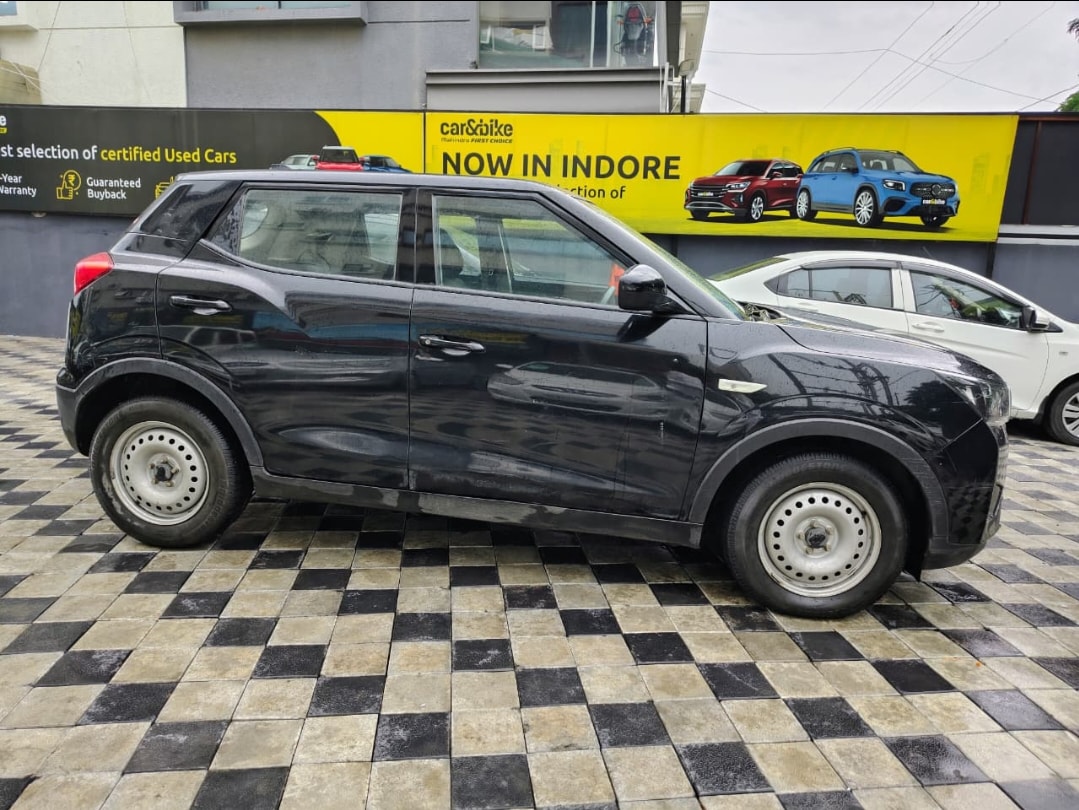 View 2020 Mahindra XUV300 W4 Diesel Image 5 Used 2020 Mahindra XUV300 W4 Diesel Image 5