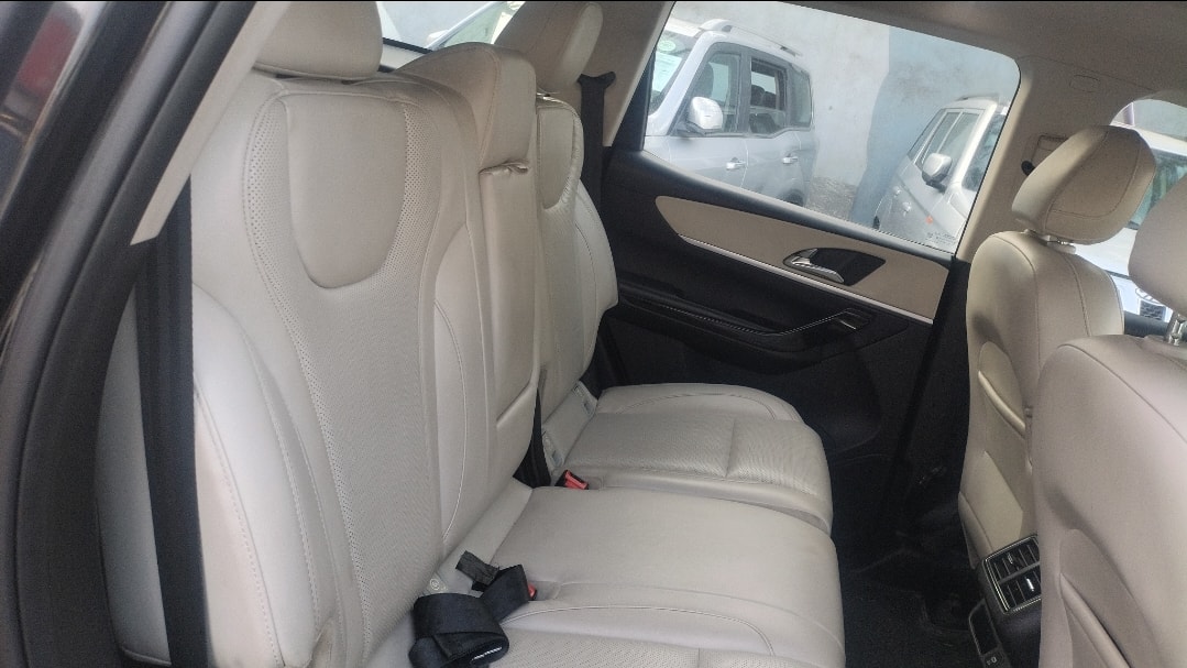 View 2024 Mahindra XUV700 AX 7 Luxury Pack Diesel 7 STR Blaze Editon MT Image 16 Used 2024 Mahindra XUV700 AX 7 Luxury Pack Diesel 7 STR Blaze Editon MT Image 16