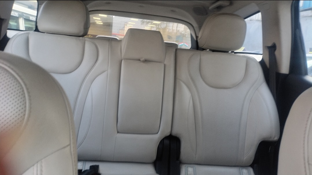 View 2024 Mahindra XUV700 AX 7 Luxury Pack Diesel 7 STR Blaze Editon MT Image 11 Used 2024 Mahindra XUV700 AX 7 Luxury Pack Diesel 7 STR Blaze Editon MT Image 11