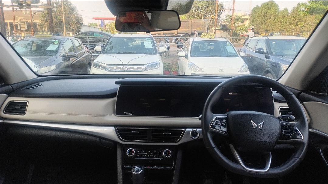 View 2024 Mahindra XUV700 AX 7 Luxury Pack Diesel 7 STR Blaze Editon MT Image 13 Used 2024 Mahindra XUV700 AX 7 Luxury Pack Diesel 7 STR Blaze Editon MT Image 13
