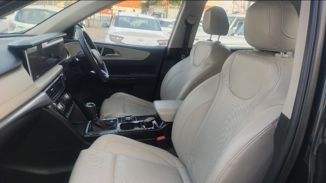 View 2024 Mahindra XUV700 AX 7 Luxury Pack Diesel 7 STR Blaze Editon MT Image 15 Used 2024 Mahindra XUV700 AX 7 Luxury Pack Diesel 7 STR Blaze Editon MT Image 15