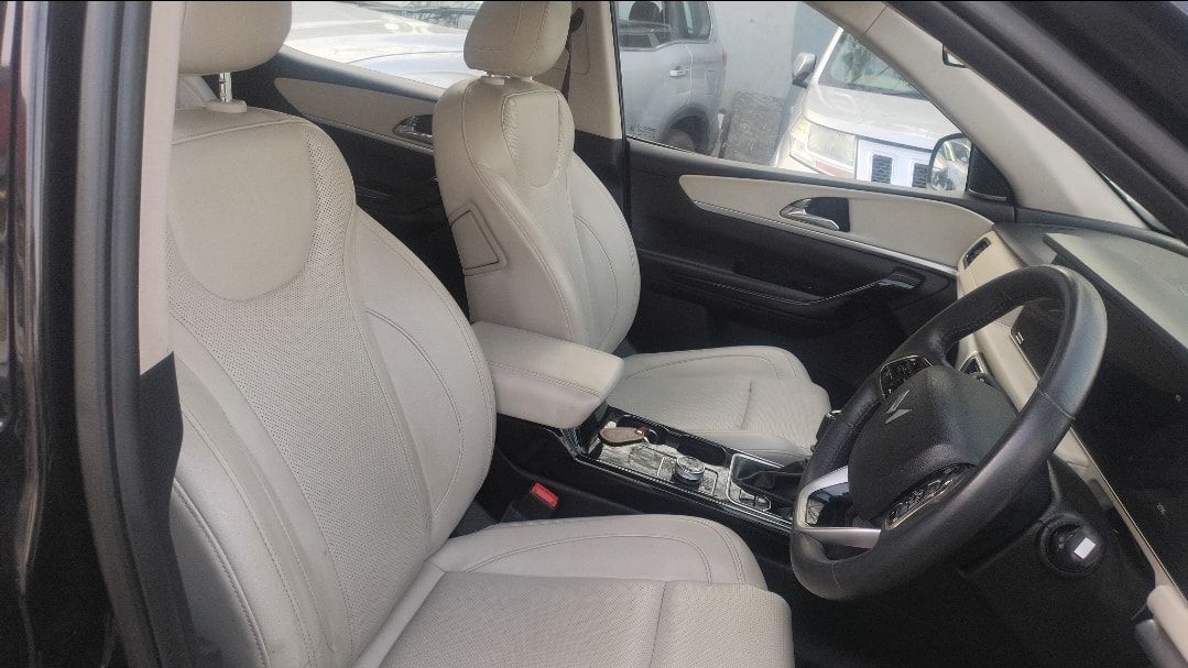 View 2024 Mahindra XUV700 AX 7 Luxury Pack Diesel 7 STR Blaze Editon MT Image 10 Used 2024 Mahindra XUV700 AX 7 Luxury Pack Diesel 7 STR Blaze Editon MT Image 10