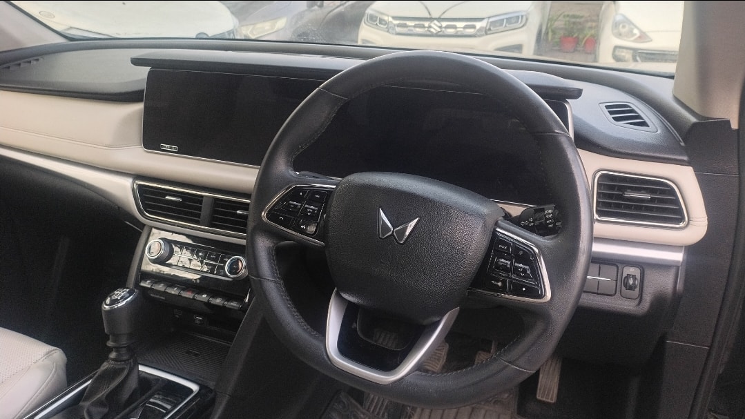 View 2024 Mahindra XUV700 AX 7 Luxury Pack Diesel 7 STR Blaze Editon MT Image 14 Used 2024 Mahindra XUV700 AX 7 Luxury Pack Diesel 7 STR Blaze Editon MT Image 14
