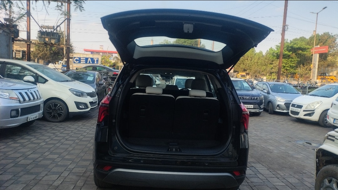 View 2024 Mahindra XUV700 AX 7 Luxury Pack Diesel 7 STR Blaze Editon MT Image 9 Used 2024 Mahindra XUV700 AX 7 Luxury Pack Diesel 7 STR Blaze Editon MT Image 9