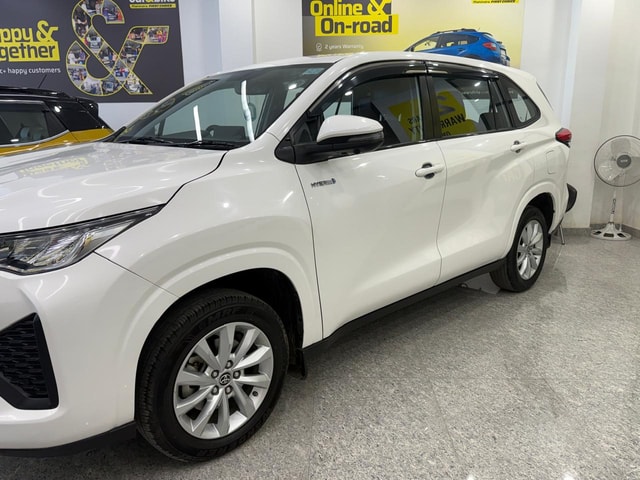 View Toyota Innova Hycross Image 3 Used Toyota Innova Hycross Image 3