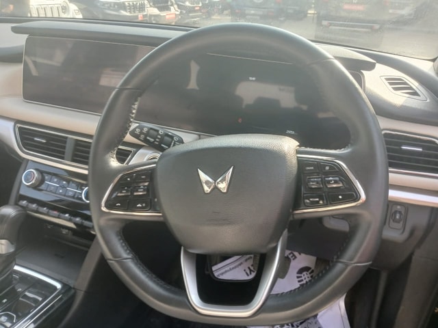 View Mahindra XUV700 Image 14 Used Mahindra XUV700 Image 14