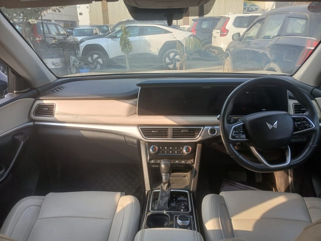 View Mahindra XUV700 Image 12 Used Mahindra XUV700 Image 12