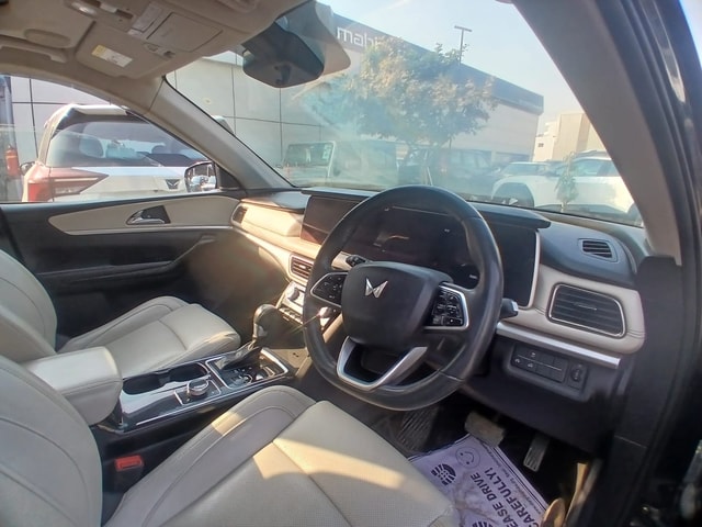 View Mahindra XUV700 Image 13 Used Mahindra XUV700 Image 13