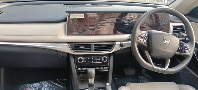 View Mahindra XUV700 Image 10 Used Mahindra XUV700 Image 10