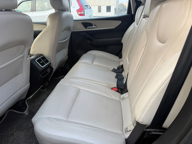 View Mahindra XUV700 Image 16 Used Mahindra XUV700 Image 16
