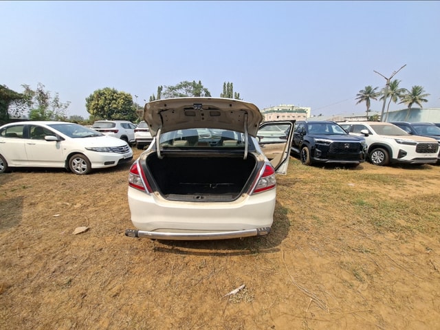 View Maruti Suzuki Swift DZire Image 10 Used Maruti Suzuki Swift DZire Image 10
