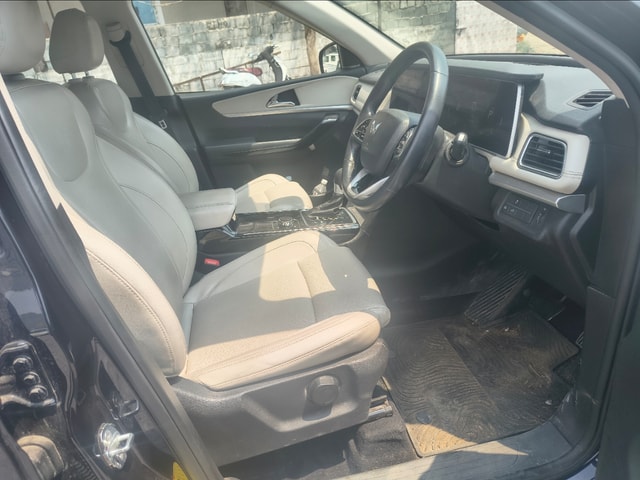 View Mahindra XUV700 Image 17 Used Mahindra XUV700 Image 17