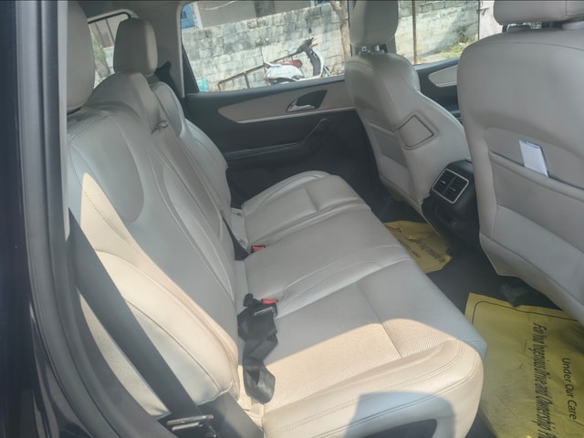 View Mahindra XUV700 Image 16 Used Mahindra XUV700 Image 16