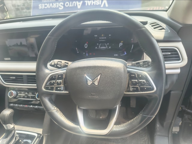 View Mahindra XUV700 Image 15 Used Mahindra XUV700 Image 15